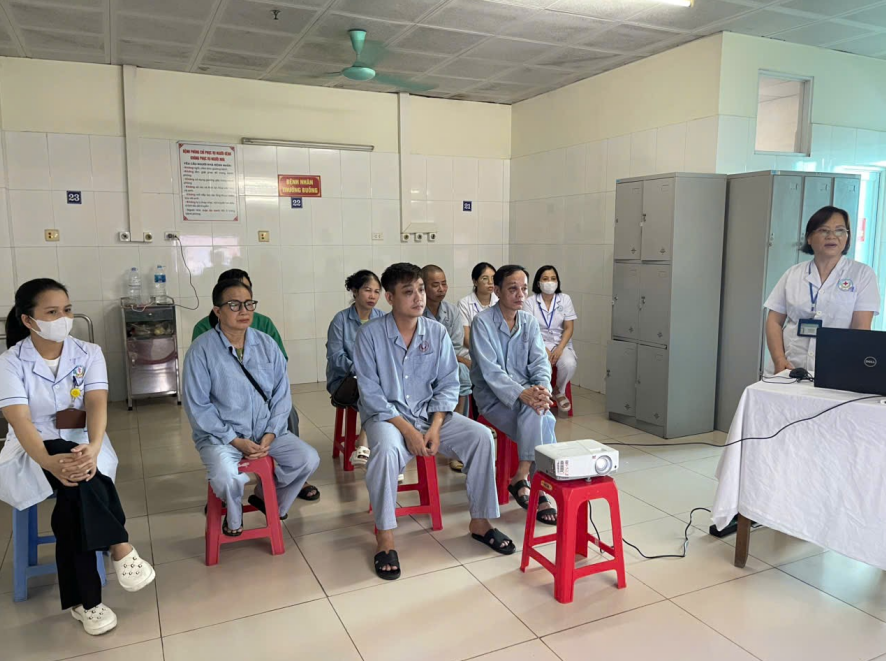 Điều dưỡng Nguyễn Thị Hà chia sẻ về bỏng mắt